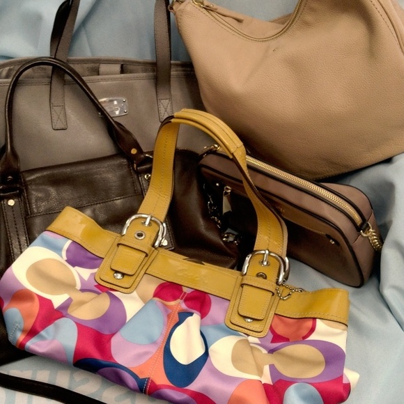 Wednesday 🤗 Live 🫶 Show 🤗 Bags and more This is a selling platform - Picture 5 of 11